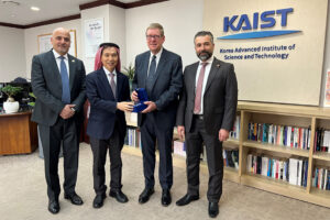 AUS strengthens global collaboration through agreement with KAIST