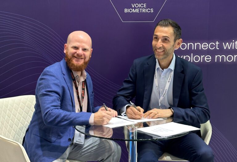 Eric de La Goublaye de Menorval, CTO,Qashio and Enrico Montagnino, General Manager of Facephi EMEA signing partnership agreement1