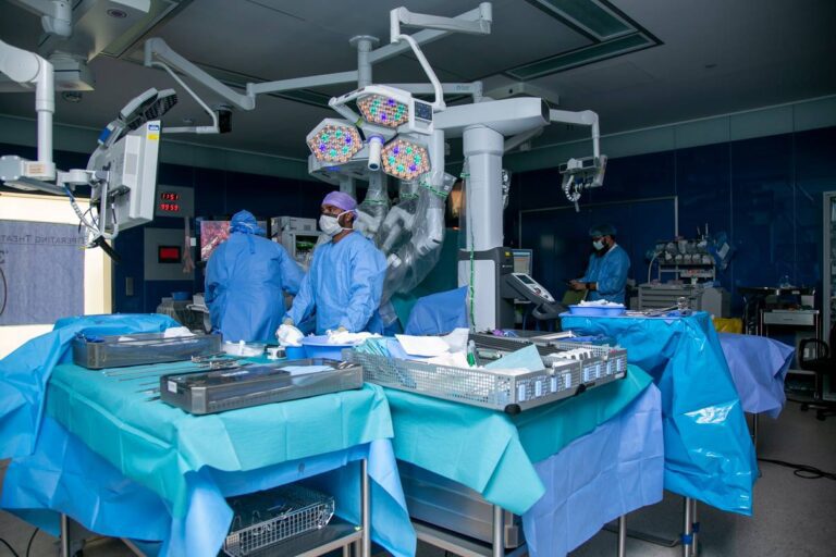 Picture of the robot surgeon used for performing the first-ever full liver transplant at KFSH&RC