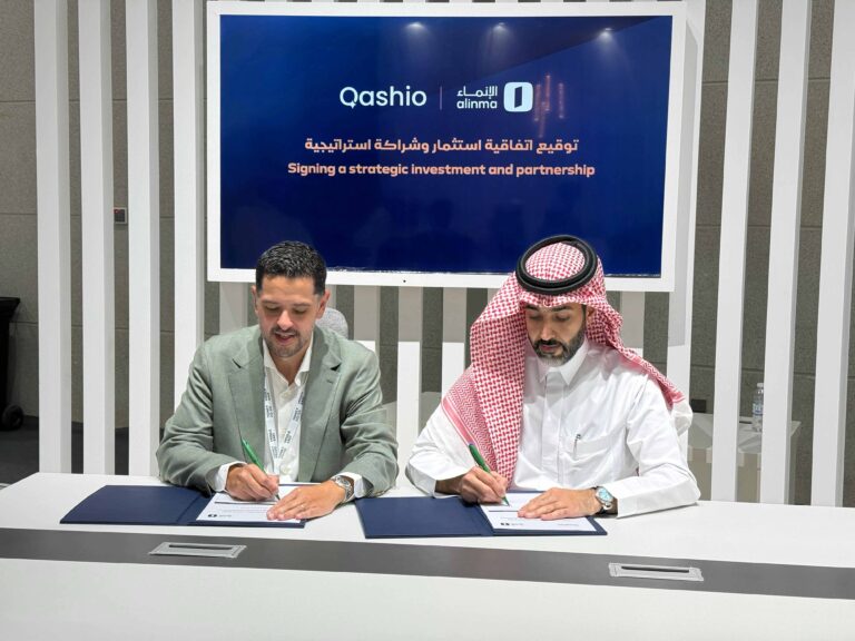 Image – Armin Moradi, CEO and Founder of Qashio, with Musaad K. AlGadi, Chief Digital Officer at Alinma Bank, at the official signing of the investment agreement